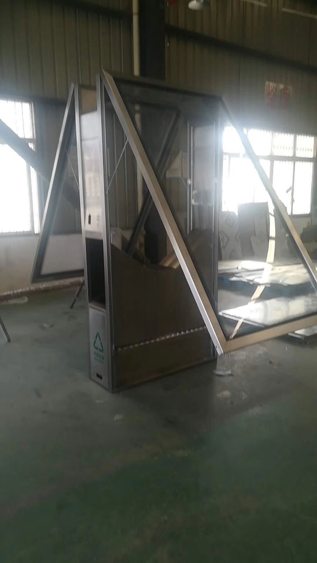 成都不锈钢灯箱广告制作过程图