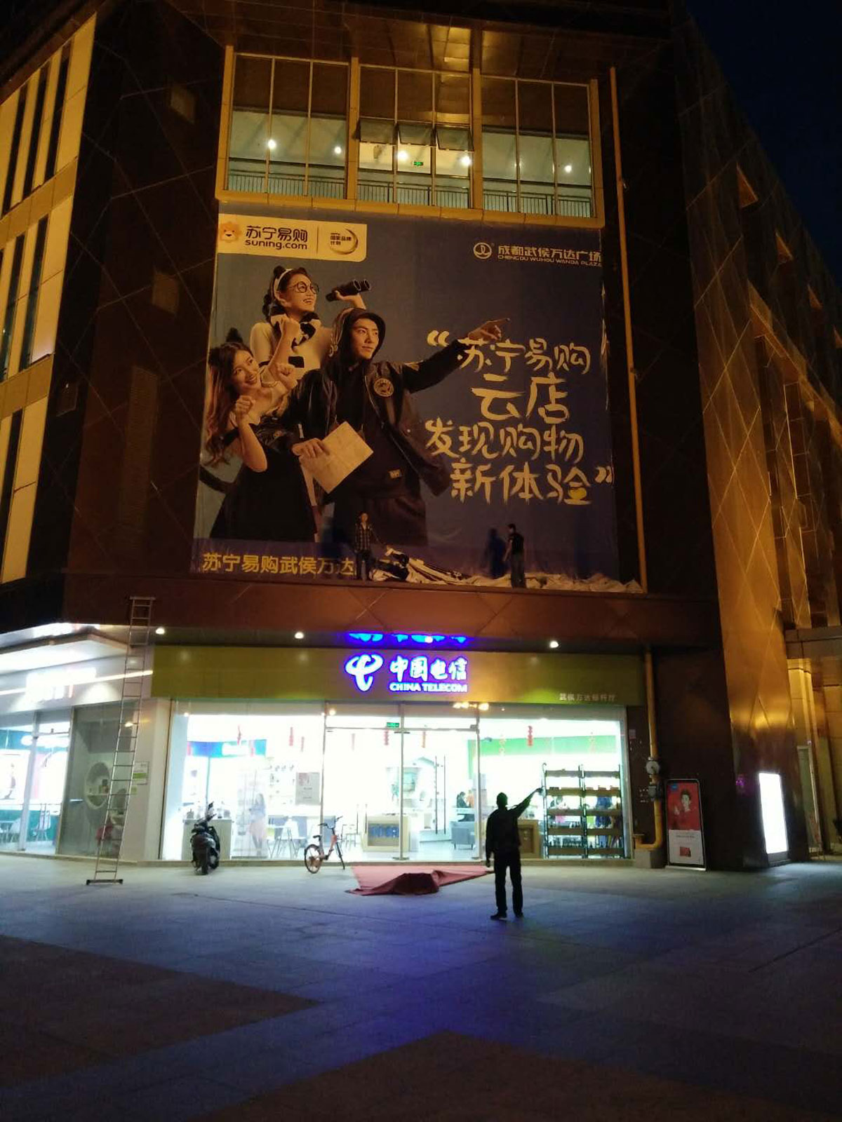 成都高空安装工程之喷绘安装