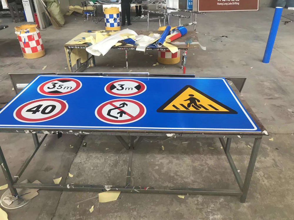 限速警示牌